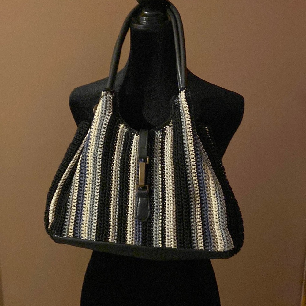 This is a beautiful sack vintage purse. Great condition.